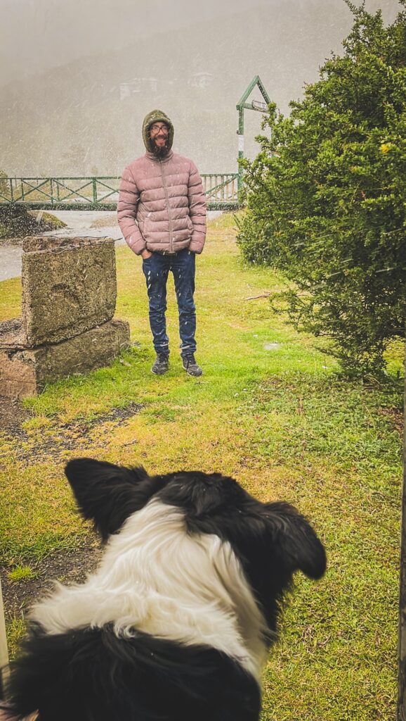 Olivio viendo nevar desde la camioneta frente a Juan